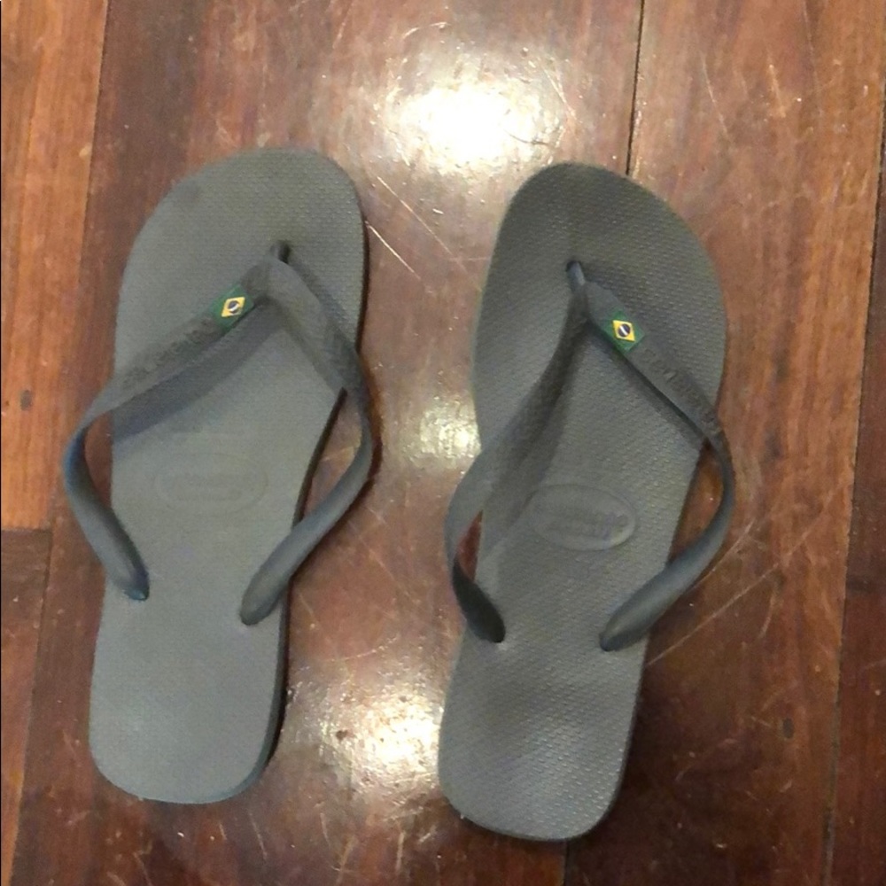 Men’s lightly worn grey havaianas flip flop. Sz 12